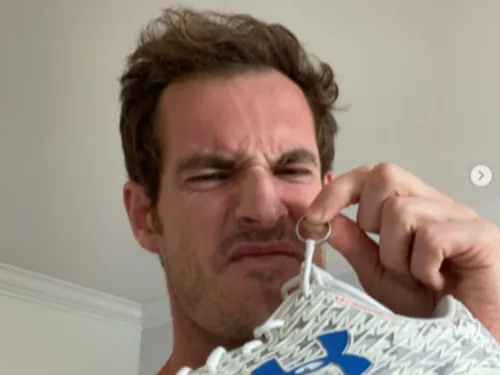 Le joueur de tennis Andy Murray récupère alliance et chaussures...